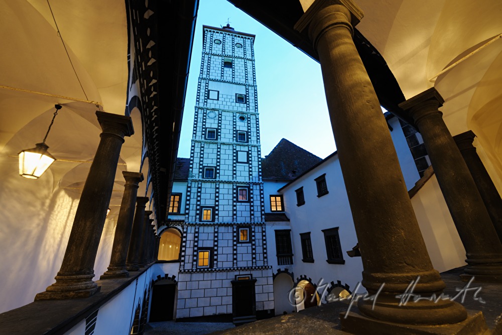 Kleiner Arkadenhof mit Hochturm der Renaissanceburg