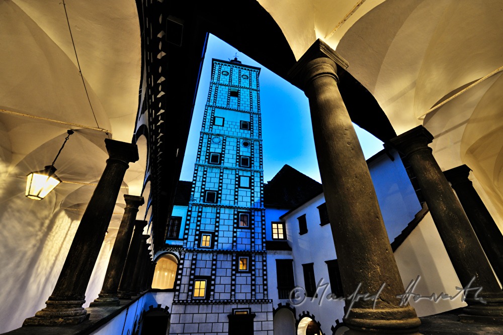 Kleiner Arkadenhof mit Hochturm der Renaissanceburg