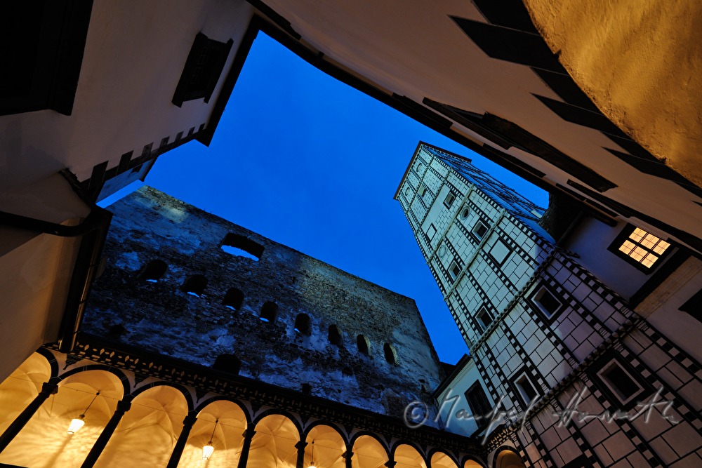 Kleiner Arkadenhof mit Hochturm der Renaissanceburg