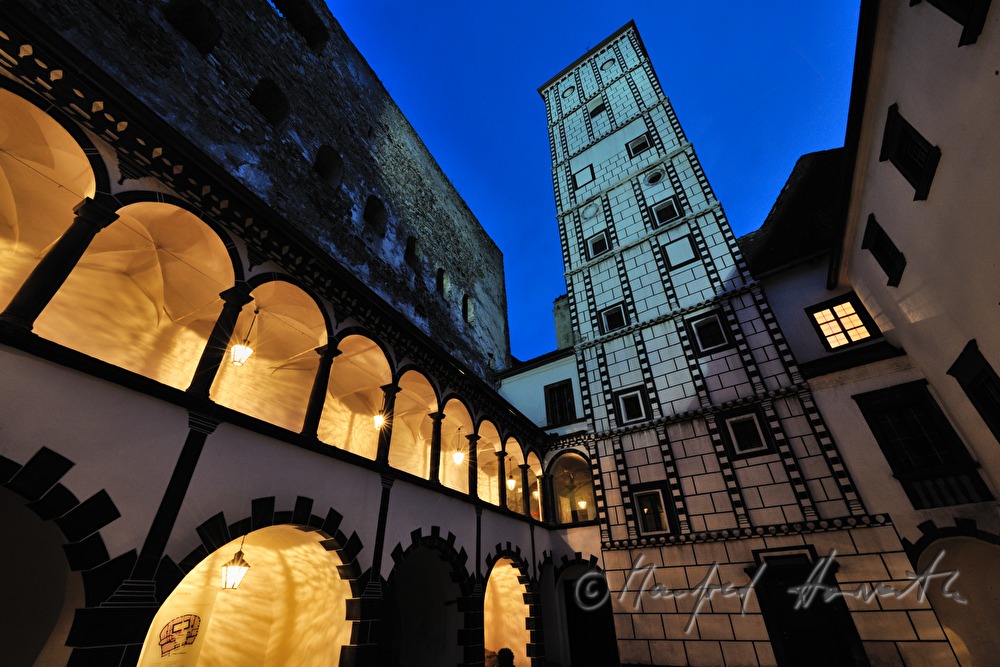 Kleiner Arkadenhof mit Hochturm der Renaissanceburg