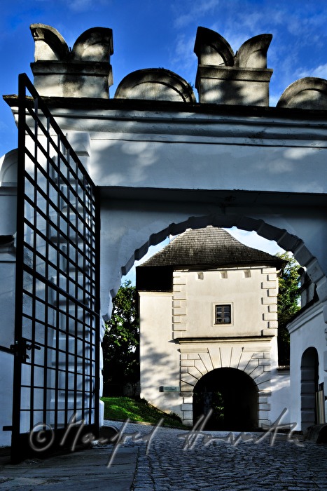 Blick durch einen Torbogen zum Knappenstöckl