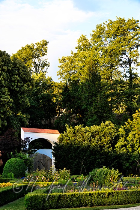 Blick über die Buchshecke des Turniergartens