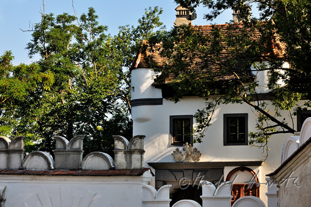 Mauerzinnen und Haupteingang aus der Renaissance