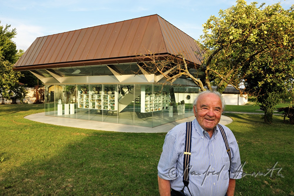 Wander Bertoni vor dem Eiermuseum