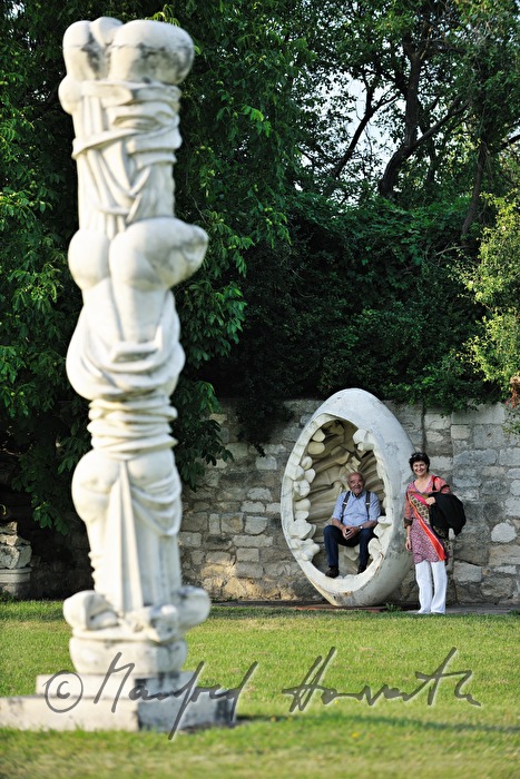 Wander Bertoni in seiner Eier-Skulptur