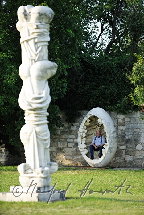 Wander Bertoni in seiner Eier-Skulptur