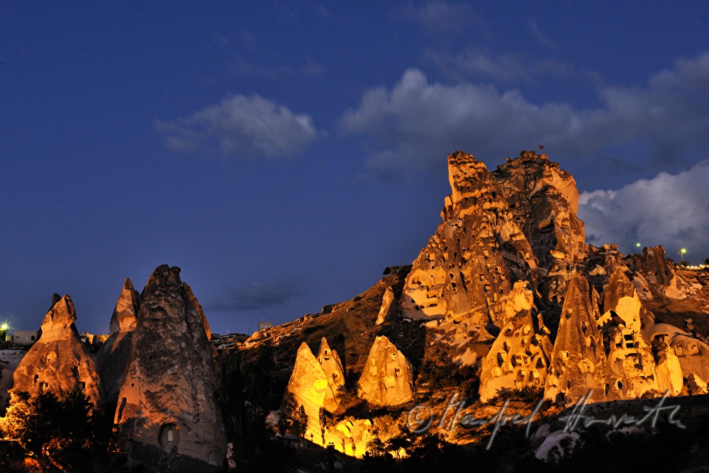 Burgfelsen mit Höhlen im Tuffstein