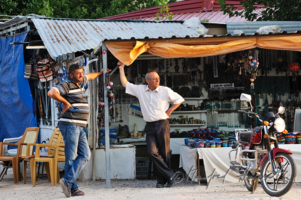 Verkäufer und Besucher vor Souvenirstand