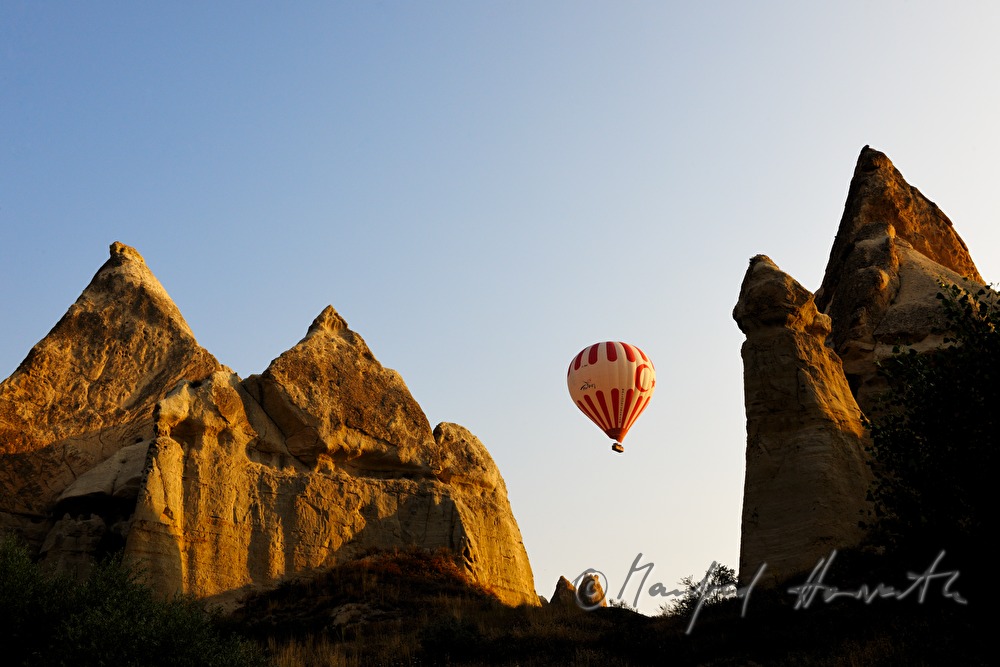 Felsnadeln aus Tuffgestein und Heißluftballon