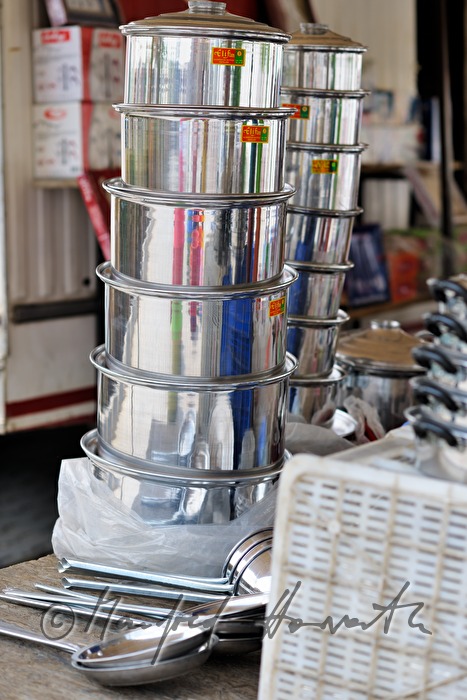 Kochtöpfe auf dem Wochenmarkt
