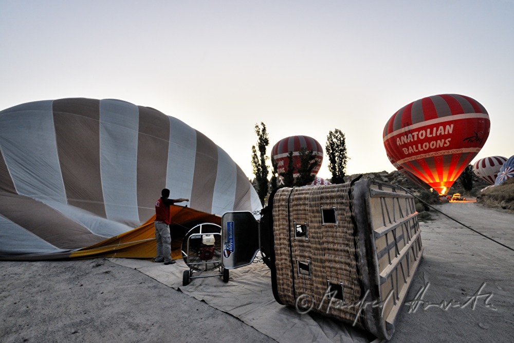 Heißluftballon wird am Startplatz aufgeblasen