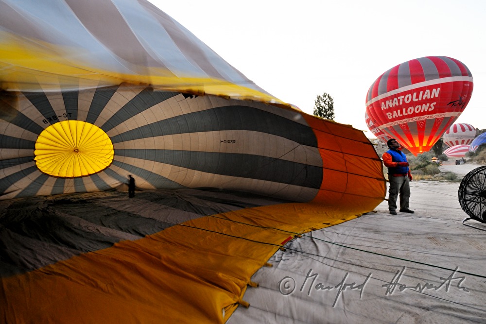 Heißluftballon wird am Startplatz aufgeblasen