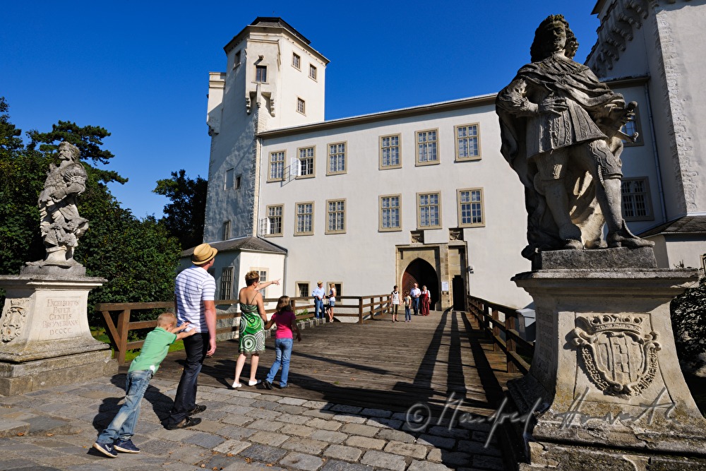 Besucher betreten das Urgeschichte-Museum im Schloss