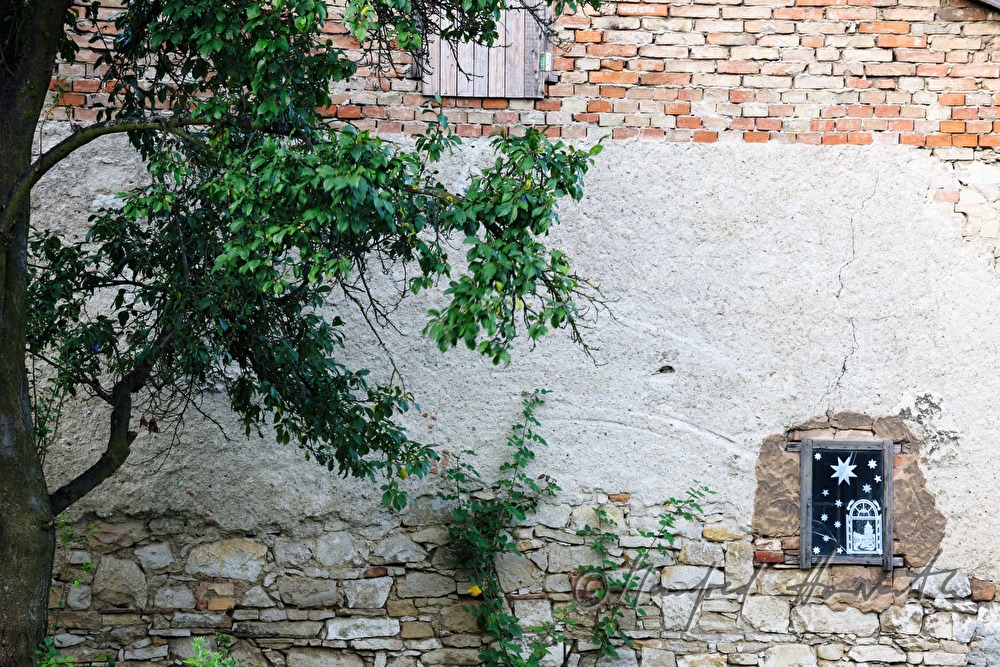 moderne Madonna in Hausnische