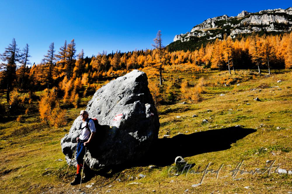 Wanderer rastet bei einem Felsen am Preiner Gscheid