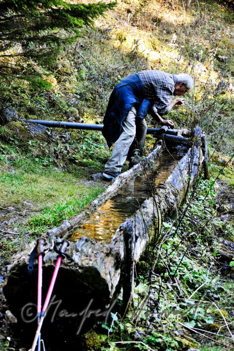 Quelle mit hölzernem Wasserbehälter Preiner Gscheid