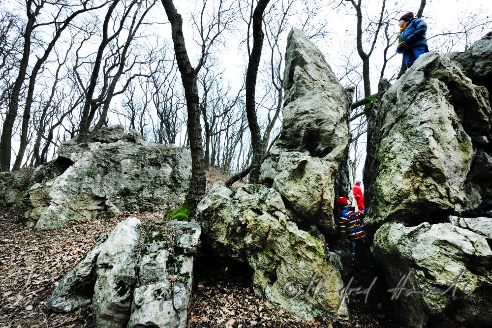 Kinder spielen bei der Quarzstein-Formation 