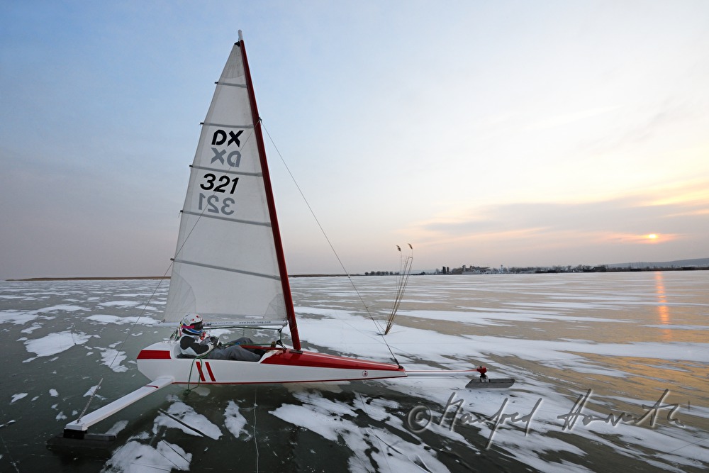 Eissegeln auf dem zugefrorenen See