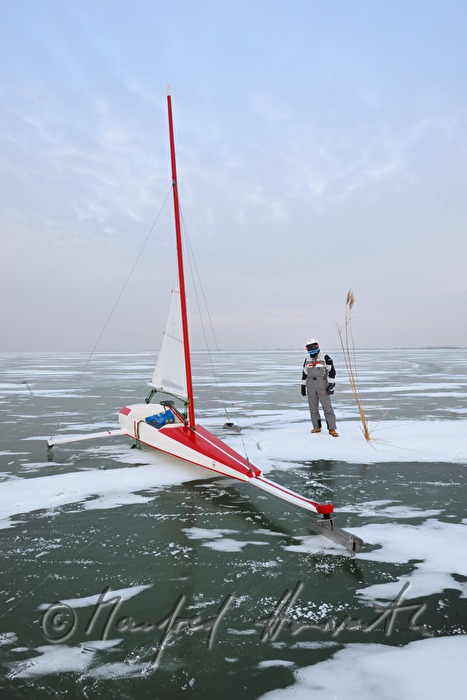 Eissegeln auf dem zugefrorenen See