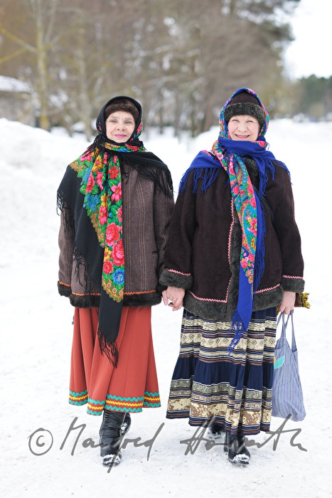 russische Frauen in ihrer Festtagstracht
