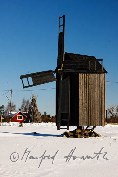 Blockwindmühle und Haus im Schwedenrot