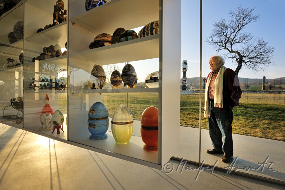 Wander Bertoni und Eier im Eiermuseum