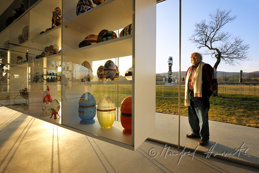 Wander Bertoni und Eier im Eiermuseum