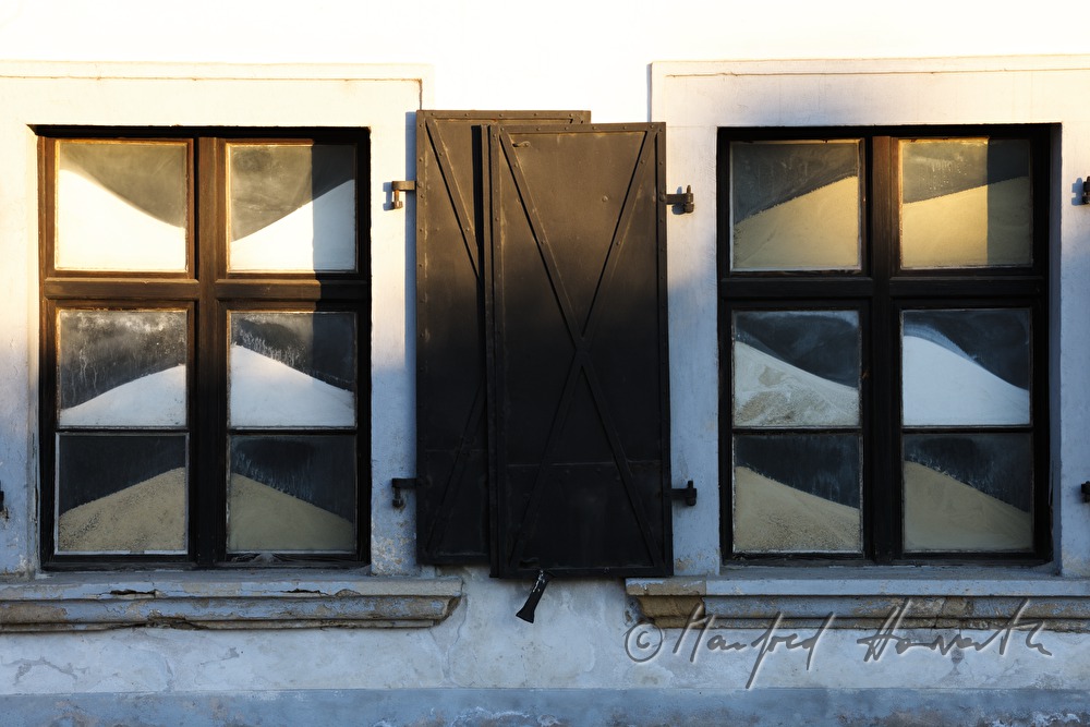 sandgefüllte Fenster des Atelierhauses