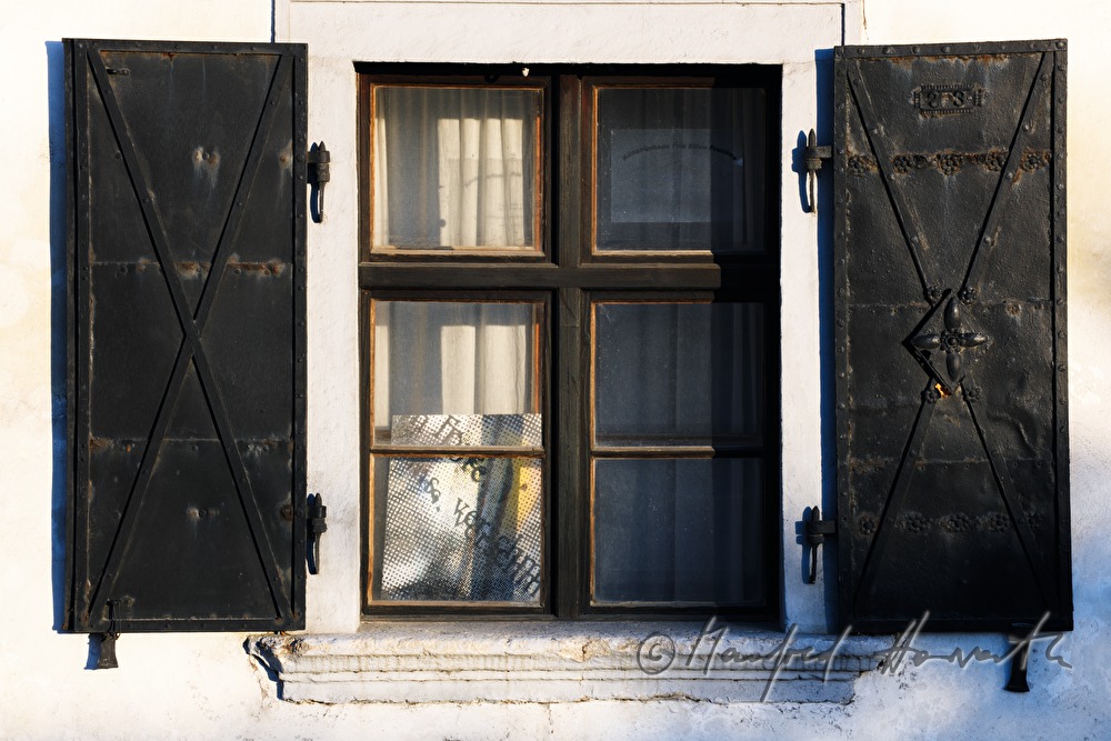 sandgefüllte Fenster des Atelierhauses