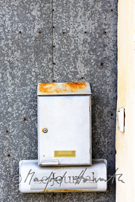 Briefkasten an einem kleinen Haus