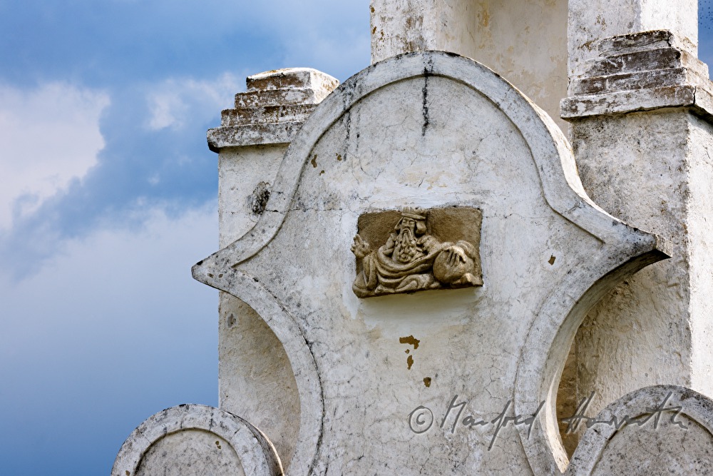 Apollonia Kapelle und blühende Margeriten