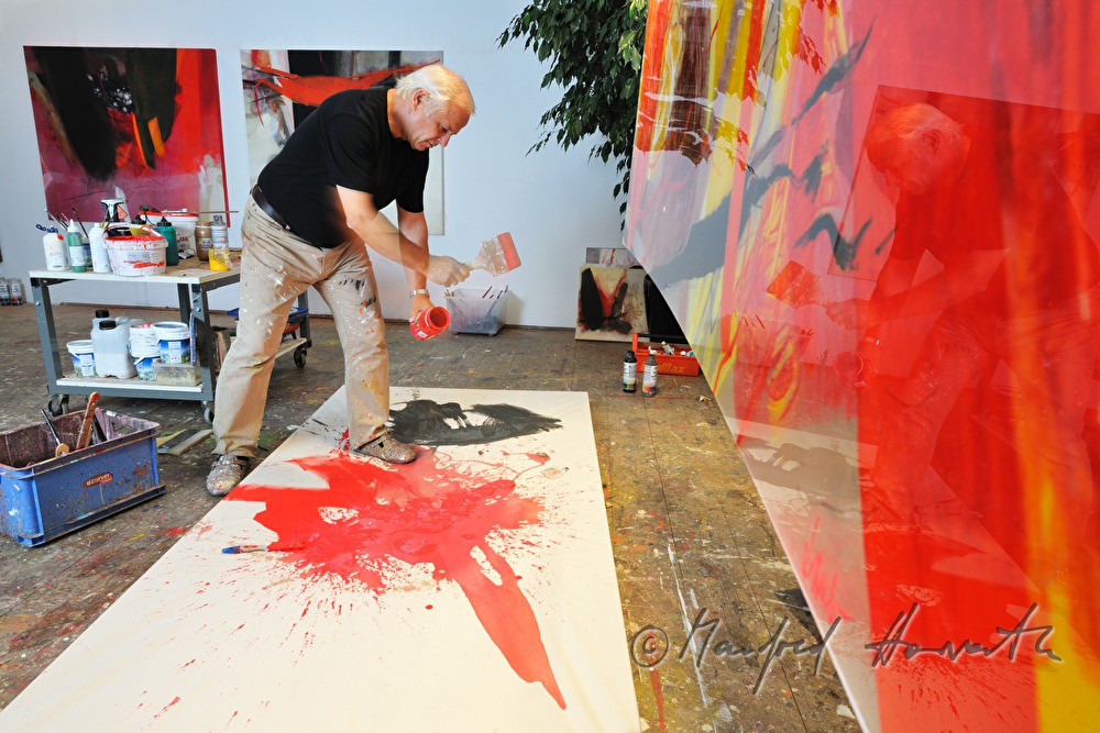 Sepp Laubner malt in seinem Atelier