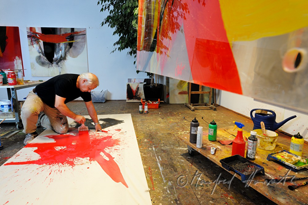 Sepp Laubner malt in seinem Atelier