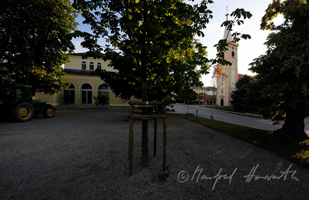 Badhaus des Esterházy-Edelhof und Kirche am Hauptplatz