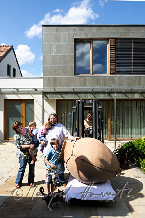Familie Ott mit Amphora vor ihrem Hof