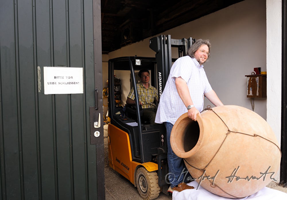 Transport einer Amphore mit Gabelstapler