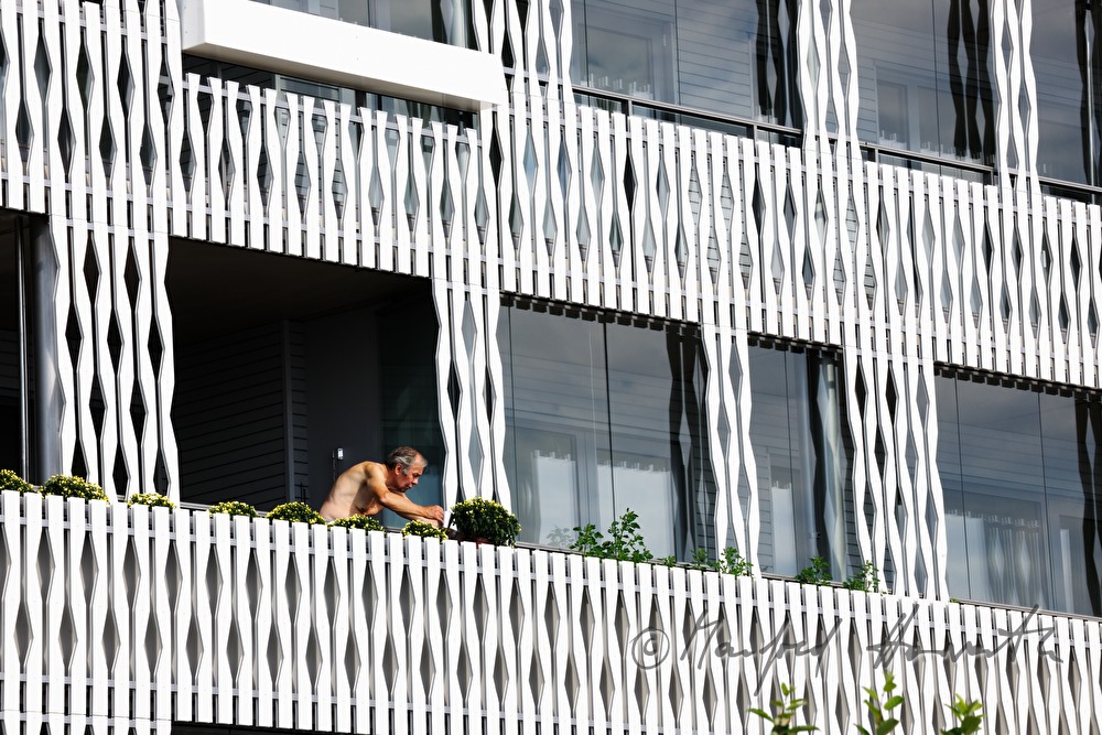 Wohnhaus mit Metallfassade am Strand