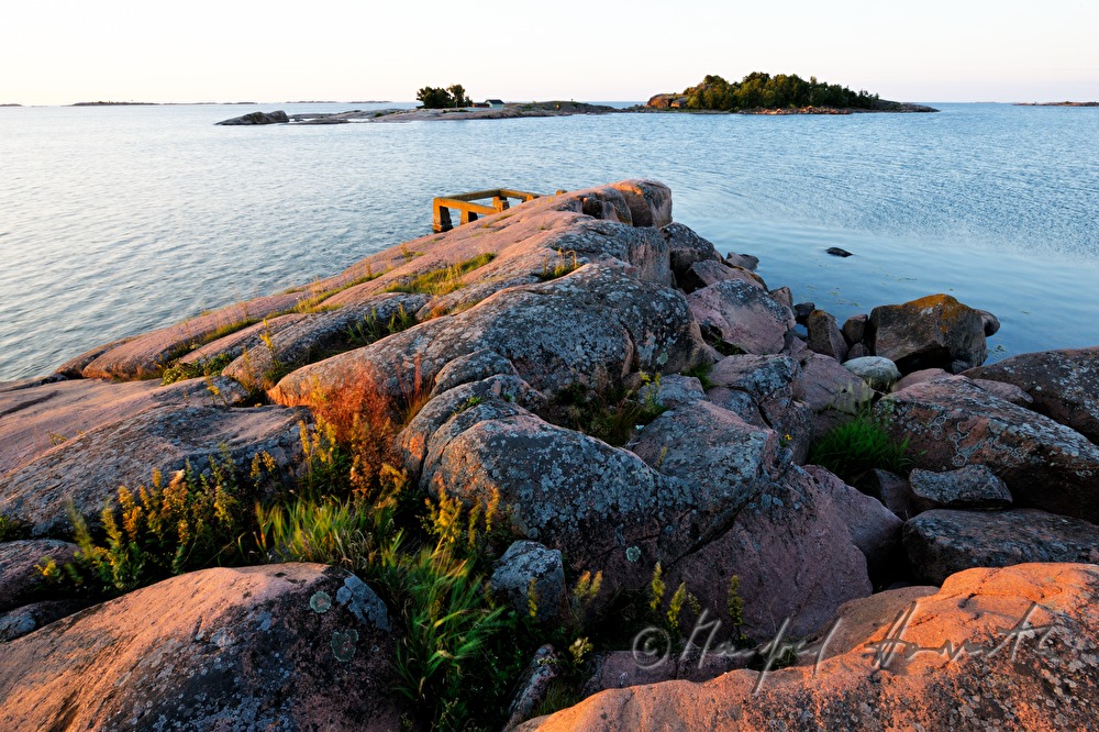 Landzunge und Granitinseln in der Ostsee