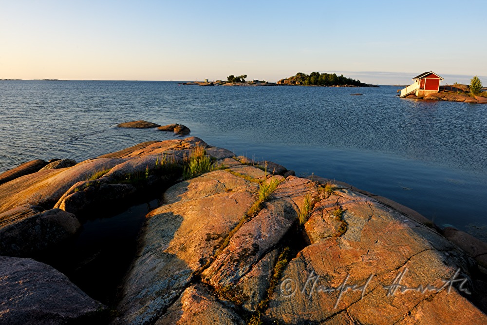 Landzunge und Granitinseln in der Ostsee