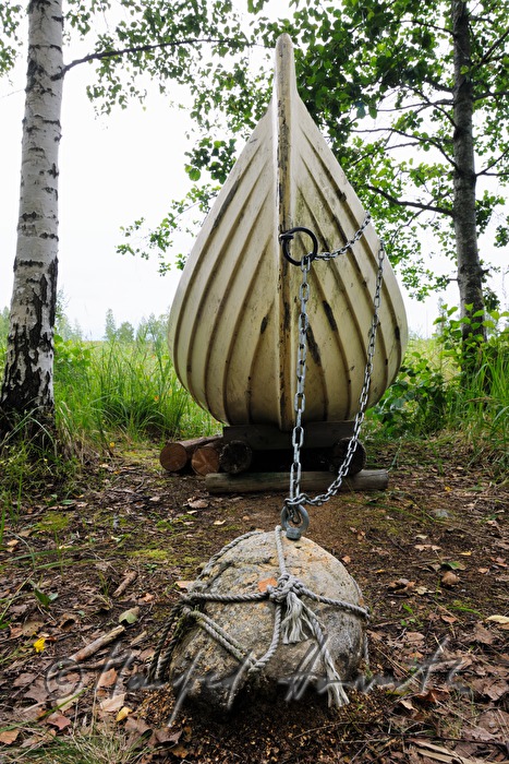 Stein und verankertes Boot