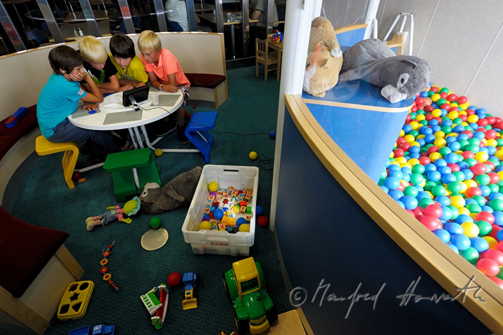 Kinder sehen fern im Spielzimmer der Autofähre