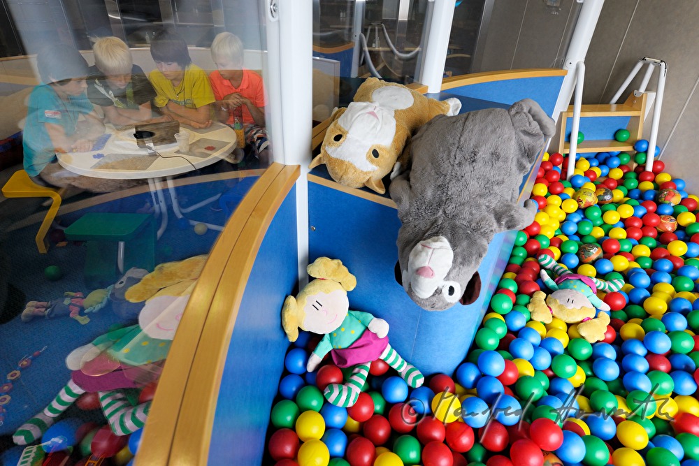 Kinder sehen fern im Spielzimmer der Autofähre