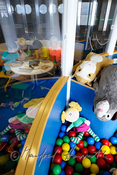 Kinder sehen fern im Spielzimmer der Autofähre