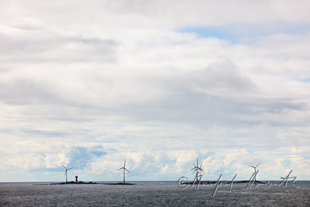 Offshore-Windräder au einer kleinen Insel