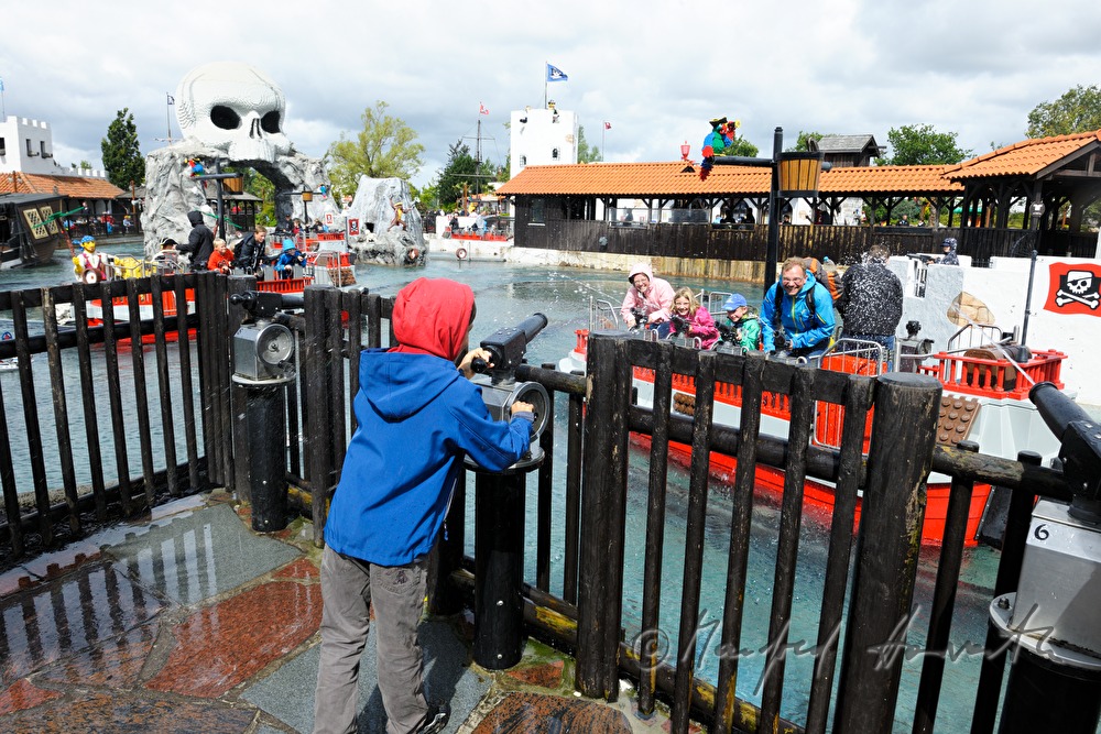 Besucher beschiessen sich mit Wasser
