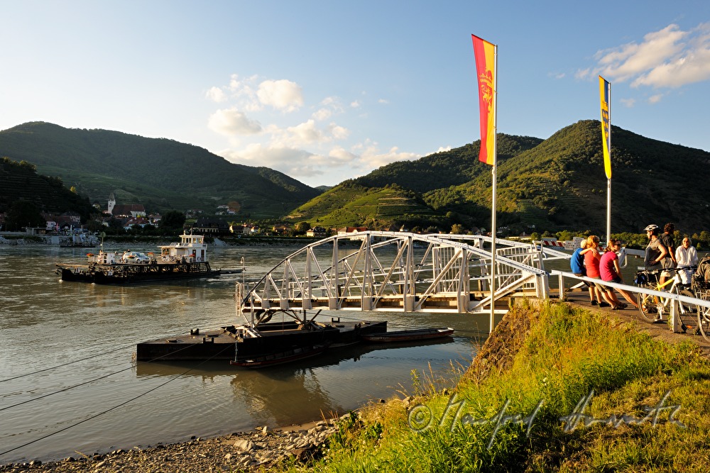 Rollfähre Spitz-Arnsdord überquert die Donau