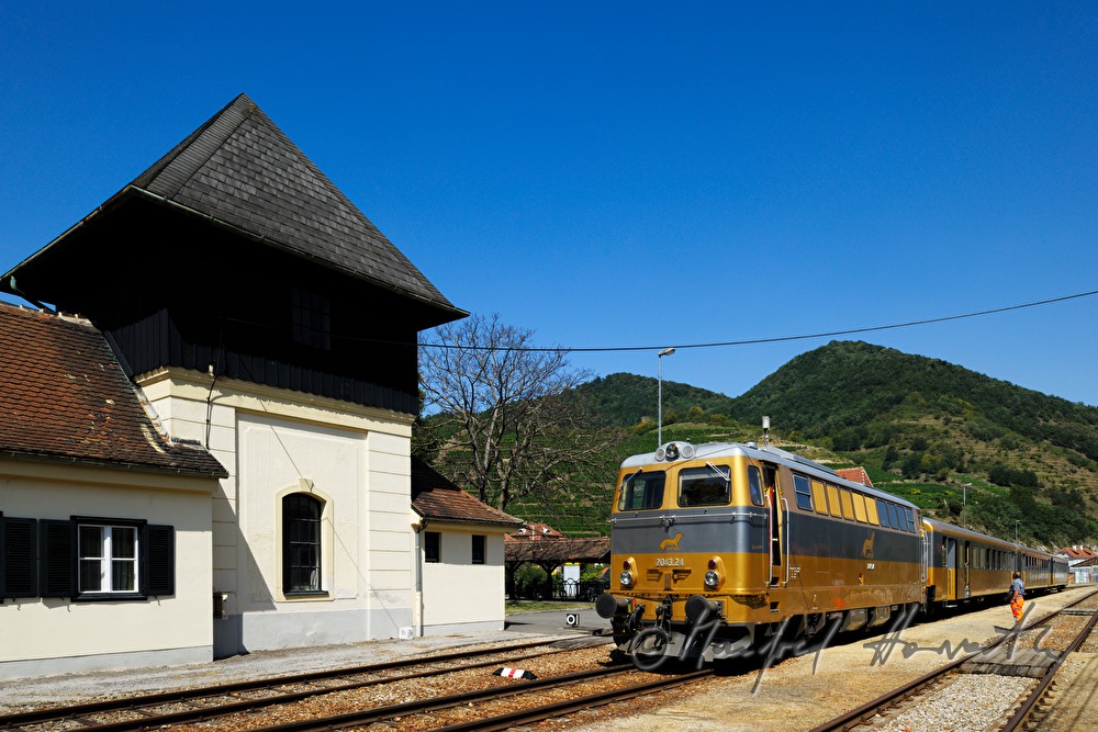 Spitz an der Donau im Bahnhof und Weinberge