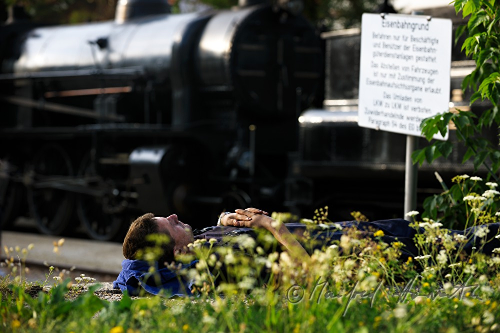 Zugführer macht eine Schlafpause am Bahnhof