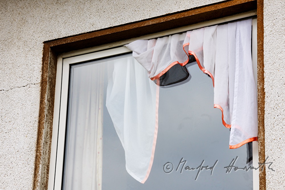 Fenster mit eingeklemmtem Vorhang