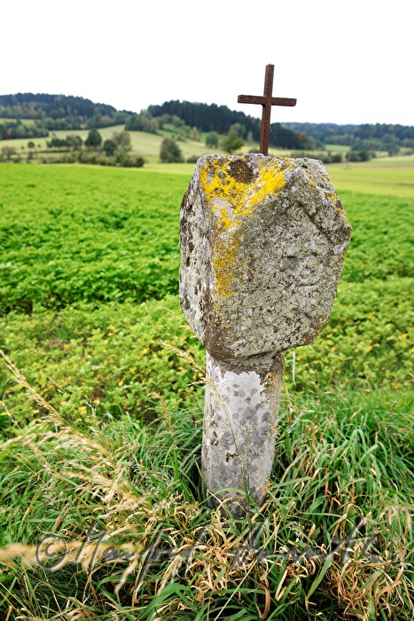 Materl aus Stein in einem Feld in der Nähe der Landstrasse